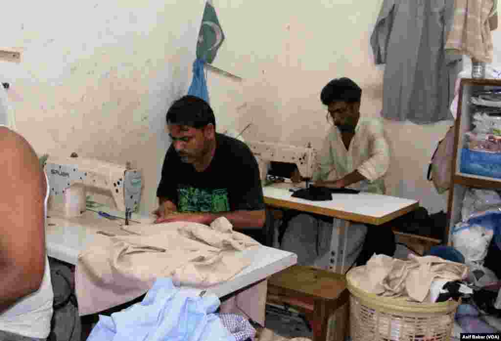 کراچی: ایک جانب جہاں سلے سلائے کپڑوں کی مانگ میں اضافہ ہے وہیں درزی بھی آرڈر پورا کرنے میں مصروف ہیں
