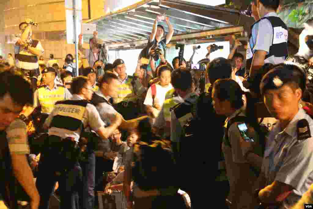 香港社会民主连线等团体抬棺游行遭警方阻止和强行清场(美国之音海彦拍摄) 