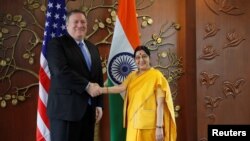 Menlu AS Mike Pompeo dan Menlu India Sushma Swaraj sebelum pertemuan di New Delhi, India 6 September 2018 lalu (foto: dok). 