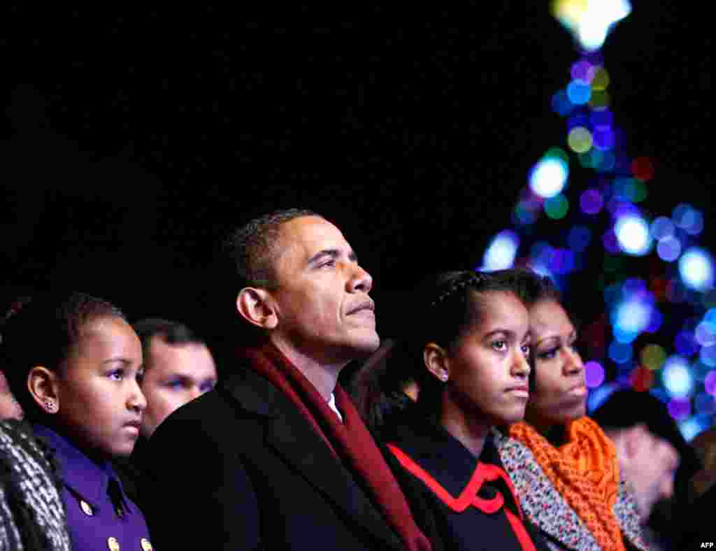 Президент США Барак Обама, супруга Мишель и дочери Саша и Малия с бабушкой Мэриан Робинсон на церемонии зажигания огней на рождественской елке в Вашингтоне. Фото AP