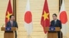 越南国家主席武文赏(左)和日本首相岸田文雄(右)2023年11月27日，在日本东京首相官邸举行会晤后举行的联合新闻发布会上向媒体发表讲话。 (美联社照片)