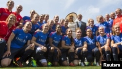 Le roi Willem-Alexander et la reine Maxima des Pays-Bas avec l'équipe nationale féminine de football, Toronto, Canada, 29 mai 2015. 