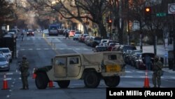 Kendaraan militer memblokir jalan dekat kawasan yang diamankan untuk pelantikan Presiden Joe Biden di dekat Black Lives Matter Plaza, di Washington D.C., Rabu, 20 Januari 2021. (Foto: Reuters)