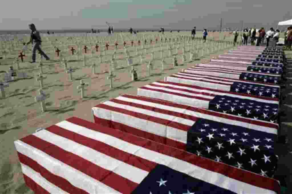 Un simulacro de 13 ataúdes envueltos en banderas, una para cada soldado muerto en Irak durante la semana anterior a la celebración del Día de los Veteranos en 2006. California.