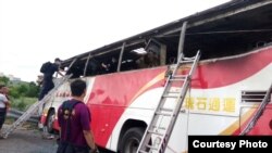 Bus yang mengalami kecelakaan dan terbakar di sebuah jalan bebas hambatan yang sibuk di Taipei, Taiwan, Selasa (19/7). 