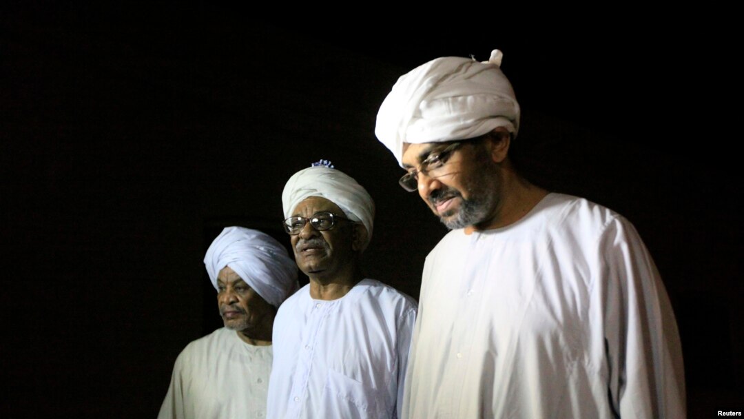 Tiga orang tahanan politik Sudan berjalan meninggalkan penjara Kober di Khartoum, sesaat setelah dibebaskan (2/4).
