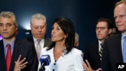 Đại sứ Mỹ tại Liên Hiệp Quốc Nikki Haley nói với các phóng viên bên ngoài Đại Hội Đồng Liên Hiệp Quốc ngày thứ Hai 27/3/2017