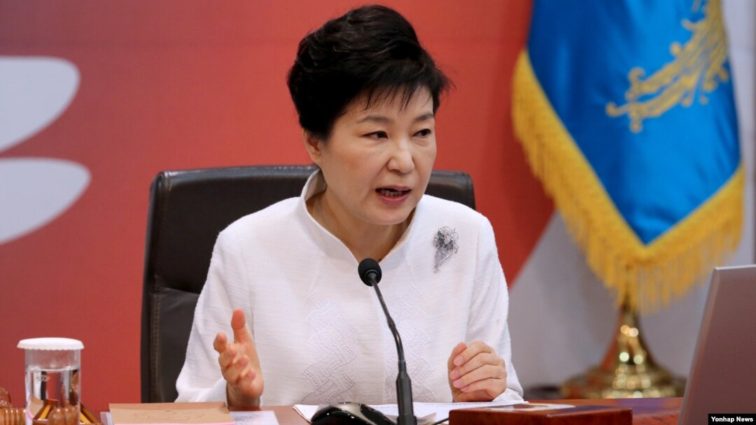 박근혜 한국 대통령이 10일 청와대에서 열린 국무회의에서 모두발언하고 있다.