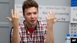 Wartawan Raman Pratasevich memberikan konferensi pers di Minsk, Belarus, Senin (14/6). 