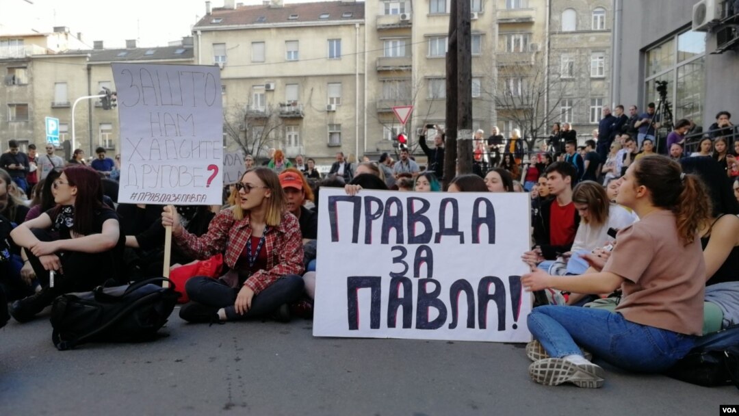 Učenici beogradske Filološke na protesnom skupu zahtevaju da maturant te škole Pavle Cvejić bude pušten u roku od 48 sati iz zatvora u Padinskoj skeli, gde izdržava kaznu od 30 dana zatvora, na koju je osuđen zbog navodnog "drskog i bezobzirnog ponašanja u grupi" tokom subotnjeg 