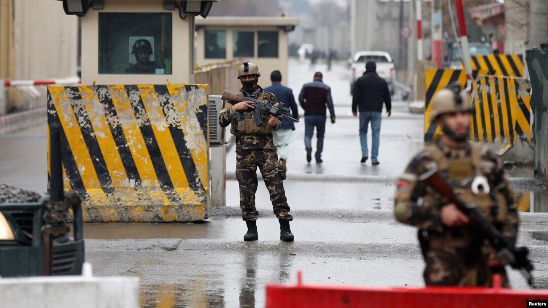 Pripadnici bezbednosnih snaga avganistana stražače na kontrolnom punktu u blizini napada bombaša samoubice u Kabulu, Avganistan, 24. februar 2018. 