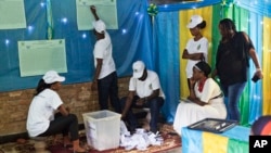 Vote count starts in a polling station in Rwanda's capital Kigali, Aug. 4, 2017, for the presidential elections. 