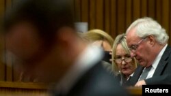 June Steenkamp (tengah), ibunda dari Reeva Steenkamp, menghadiri sidang Oscar Pistorius di Pretoria, Afrika Selatan (7/4). 