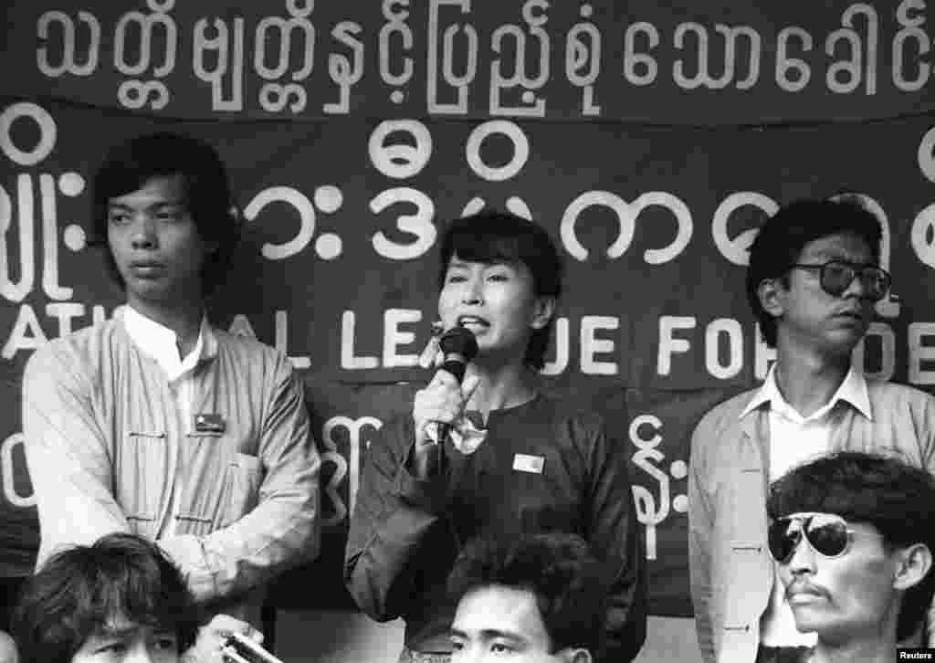 Aung San Suu Kyi addresses crowd of supporters in Rangoon, Burma, July 7, 1989.