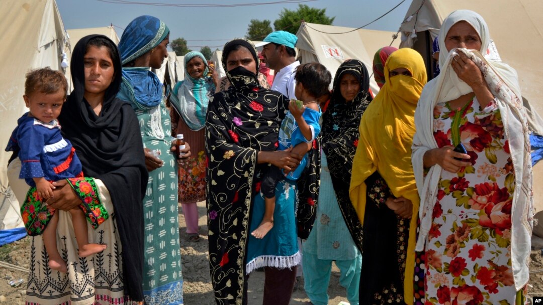 Para perempuan hamil kesulitan untuk mendapatkan perawatan kesehatan pasca banjir dahsyat di Pakistan, yang menggenangi sepertiga negara dan mengakibatkan jutaan orang kehilangan rumah mereka (foto: dok). 