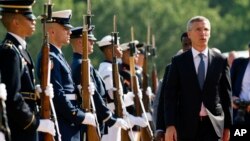 Sekjen NATO Jens Stoltenberg tiba untuk pertemuan koalisi lawan ISIS di pangkalan udara Andrews, di luar Washington DC, Rabu (20/7). 