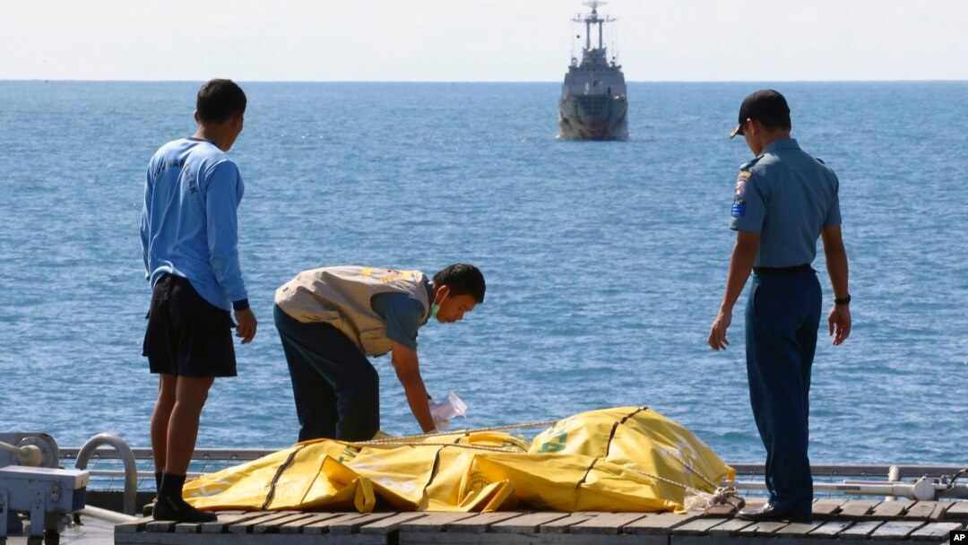 Các thi hài được cho là của nạn nhân chuyến bay 8501 trên boong tàu Hải quân Indonesia KRI Banda Aceh, ở biển Java, Indonesia, 23/1/2015.