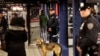 NY enviará 800 policías más al metro para impedir la evasión en el pago de viajes