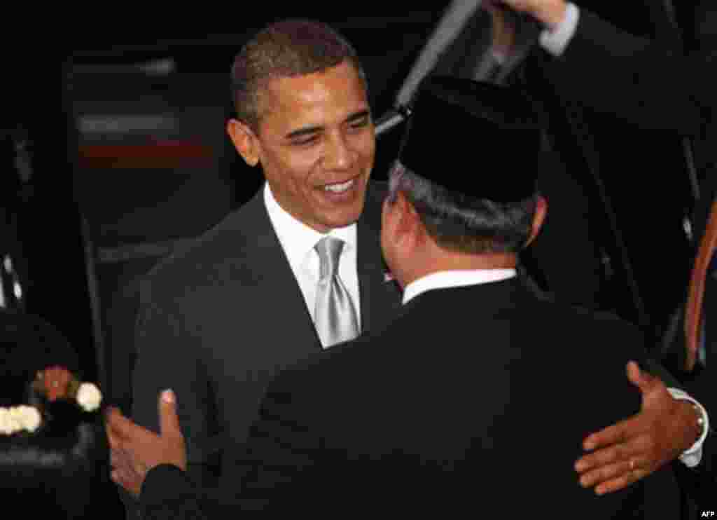 U.S. President Barack Obama, left, is greeted by Indonesian President Susilo Bambang Yudhoyono, back to camera, upon arrival at the Presidential Palace in Jakarta, Indonesia on Tuesday November 9, 2010. (AP Photo/Adi Weda, Pool)