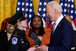 ABD Başkanı Joe Biden Kongre Polisi Caroline Edwards'a Başkanlık Vatandaş Madalyası'nı verirken, 6 Ocak 2023.
