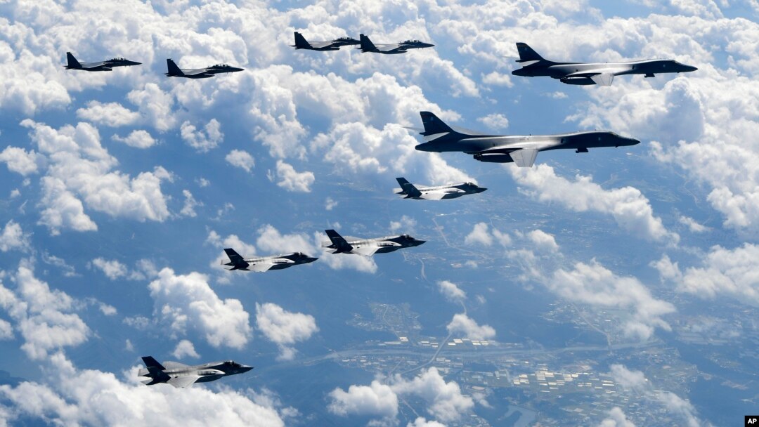 지난 2017년 북한의 화성-12 탄도미사일 발사에 대응해 출격한 미군 B-1B 전략폭격기와 F-35B 스텔스 전투기가 한국 공군 F-15K 전투기와 함께 한반도 상공을 비행하고 있다.