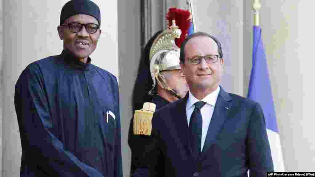 Shugaban Kasar Faransa Frankois Hollande Ya Marabci Shugaba Muhammadu Buhari A Fadar Elysee Dake Birinin Faris. Satumba 14, 2015.