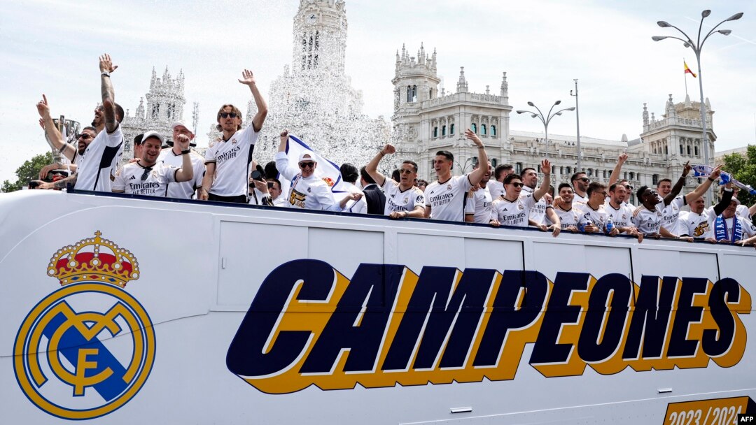 Los jugadores del Real Madrid celebran en la Plaza de Cibeles, una semana después de coronarse campeones de la Liga de España, el domingo 12 de mayo de 2024. 