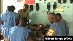 Des détenus en train d'apprendre à fabriquer des chaussures à Abuja, le 20 novembre 2018. (VOA/Gilbert Tampa)