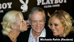 ARSIP - Pendiri majalah Playboy, Hugh Hefner, tiba bersama teman wanitanya Kendra Wilkinson (kiri) dan Bridget Marquardt di perayaan pesta ulang tahunnya yang ke-80 di klub P1 yang terkenal di Munich, 31 Mei 2006 (foto: REUTERS/Michaela Rehle/Arsip)