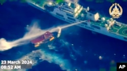 Hình ảnh từ video, do Lực lượng Vũ trang Philippines cung cấp, cho thấy một tàu tuần duyên Trung Quốc sử dụng vòi rồng tấn công tàu tiếp tế Unaizah của Philippines khi tàu này tiếp cận Bãi Cỏ Mây trên Biển Đông hôm 23/5.