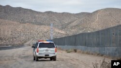 Mobil polisi terlihat sedang berpatroli di dekat pagar perbatasan AS-Meksiko di Sunland Park, New Mexico, 4 Januari 2016. (Foto: dok).