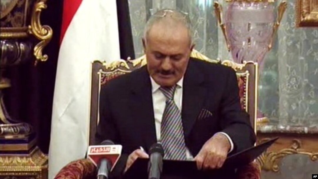 Yemeni President Ali Abdullah Saleh signs a document agreeing to step down after a long-running uprising to oust him from 33 years in power in Riyadh, Saudi Arabia, Nov. 23, 2011.