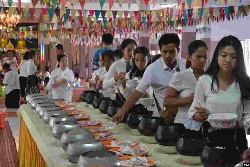 ទិដ្ឋភាព​ទូទៅ​នៅ​ថ្ងៃ​កាន់​បិណ្ឌ​ទី​ពីរ​នៃ​ពិធី​បុណ្យ​ភ្ជុំ​បិណ្ឌ នៅ​វត្ត​កោះ​ ក្នុង​ក្រុង​ភ្នំពេញ​ ថ្ងៃ​អង្គារ ទី​២៦ ខែ​កញ្ញា ឆ្នាំ​២០១៨។ (ណឹម សុភ័ក្រ្តបញ្ញា/VOA)