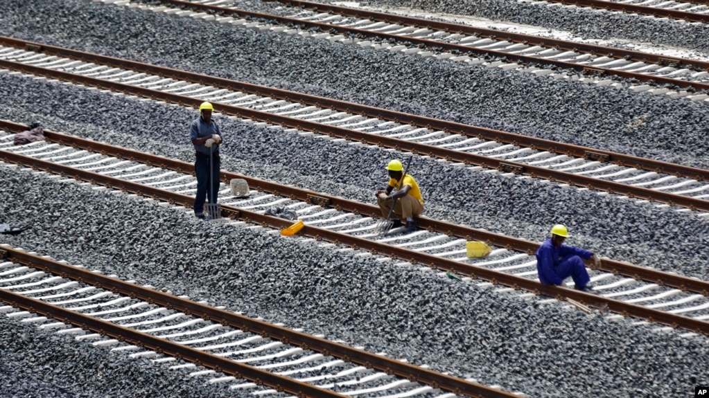 资料照片：2016年11月23日，在中国修建的内罗毕-蒙巴萨铁路工作的肯尼亚工人正在休息。（美联社照片）(photo:VOA)