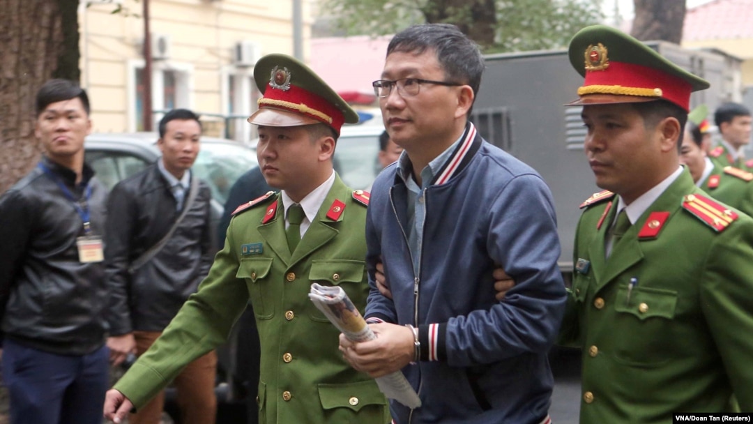 Trịnh Xuân Thanh bị áp giải ra tòa án ở Hà Nội vào ngày 8/1/2018. 