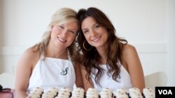 Sophie Kallinis Lamontagne dan Katherine Kallinis, pemilik toko Georgetown Cupcake di Washington, DC.