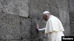 El papa Francisco oró en el muro de la muerte en el ex campo de concentración nazi en Auschwitz-