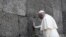 El papa Francisco oró en el muro de la muerte en el ex campo de concentración nazi en Auschwitz-