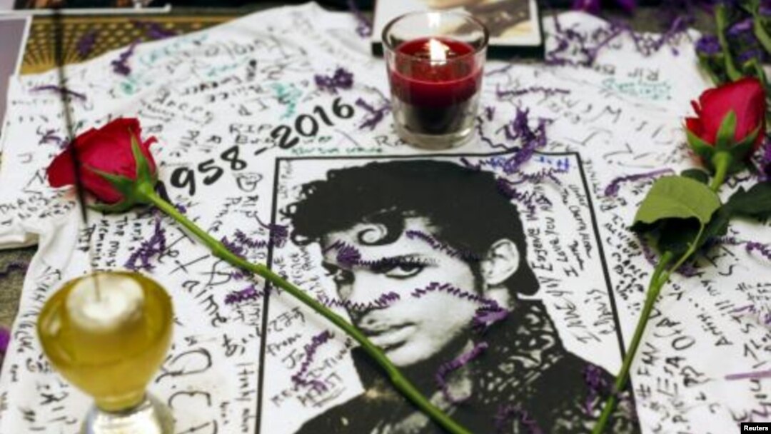 Memorial untuk Prince di Apollo Theater, Harlem, New York.