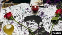 Une photo de Prince devant l'Apollo Theater, New York, 22 avril 2016