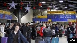 Suasana terminal pemberangkatan saat terjadinya aksi mogok para petugas keamanan di bandara Lyon-Saint Exupery, Perancis (17/12).