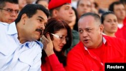 El presidente Nicolás Maduro conversa con el presidente de la AN, Diosdado Cabello. La Ley Habilitante está lista para ser aprobada en la Asamblea.