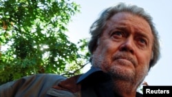 Steve Bannon, otrora asesor del expresidente Donald Trump, abandona el tribunal tras ser condenado por desacato al Congreso, el 21 de octubre de 2022.