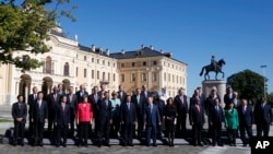 Foto bersama para kepala negara peserta KTTG20 di St.Petersburg (6/9). G20 berkeinginan menaikkan pajak terhadap perusahaan multinasional.