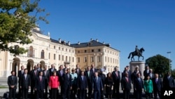 G20 summit participants pose for the family picture in St.Petersburg, Sept. 6, 2013. 