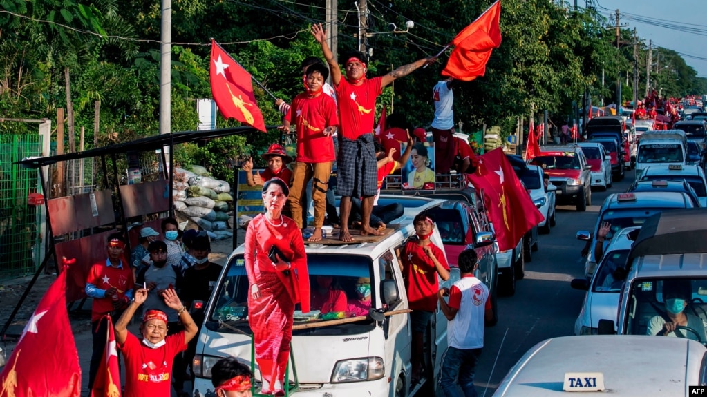 缅甸全国民主联盟的支持者带着昂山素季的图像涌上街头游行,他们预期该党将获得缅甸议会选举胜利。2020年11月10日图片。