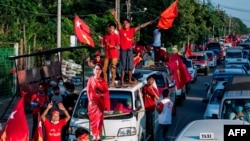 缅甸全国民主联盟的支持者带着昂山素季的图像涌上街头游行，他们预期该党将获得缅甸议会选举胜利。2020年11月10日图片。