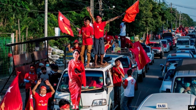 缅甸全国民主联盟的支持者带着昂山素季的图像涌上街头游行，他们预期该党将获得缅甸议会选举胜利。2020年11月10日图片。