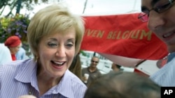 Linda McMahon menyapa seorang bayi dalam kampanye Senat di Fairfield, Connecticut, 2012.