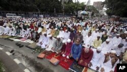 ঢাকায় ঈদের নামাজ আদায় করছেন ধর্মপ্রাণ মুসলমানরা।